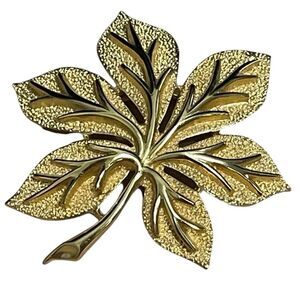 Trifari Crown Leaf Brooch Gold Tone Chic Sophisticated Elegant Raised Vein VTG